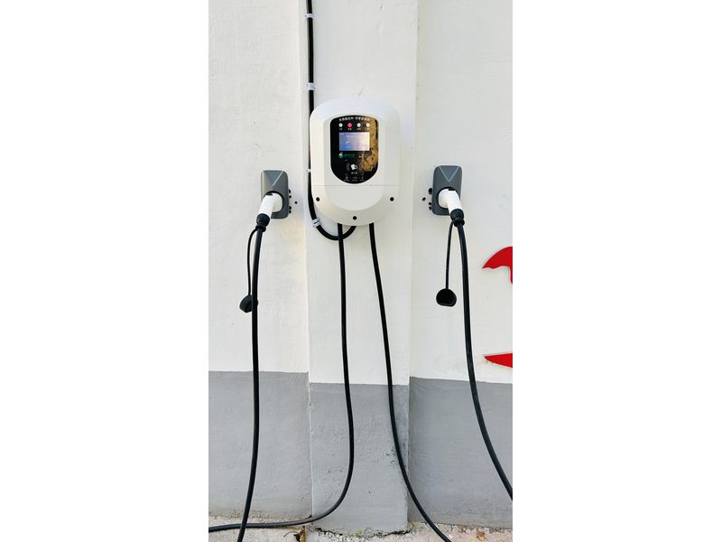 新乡物业建设中路充电站